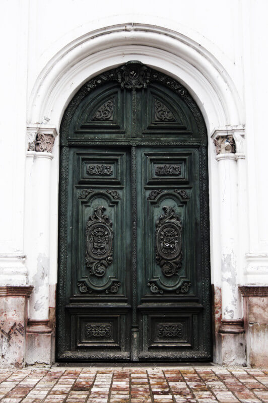 Старинна входна врата